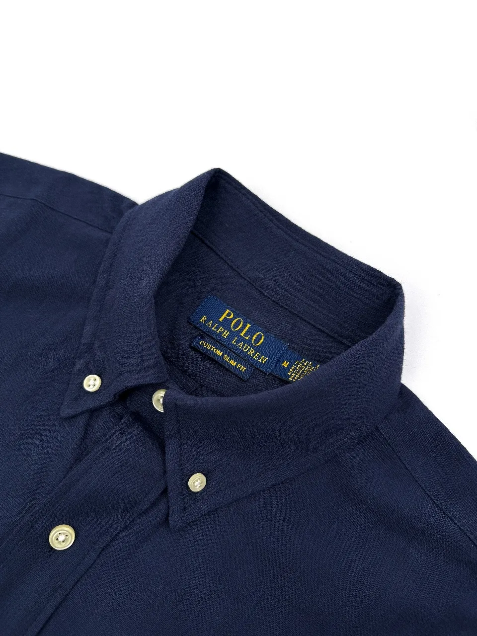 P270 Ralph Lauren logo embroidered short-sleeved shirt. Selected high-quality linen and cotton plain fabric with natural texture and breathability. Tight and smooth, comfortable and close to the skin. Cleans the eyes with a deep dark blue. Iconic red pony embroidery is like a smart note jumping on the dark blue canvas. Simple but highly recognizable. The clever design of the external pleated split back shoulder adds a sense of agility and detachment in a minimalist shape. Contains the soul of fashion. Process 1: Adopt imported machine embroidery technology and use advanced computer control systems and precision mechanical components to achieve the iconic pony embroidery operation with high precision and smooth and delicate lines. Process 2: Adopt side-turning buried clamp stitching process, which is smooth and tidy. Process 3: The fabrics have been washed and have a better hand feel. Not easy to deform, not easy to shrink, not easy to fade, and maintain long-term beauty. Accessories: Customized 1:1 thick plate resin buckle Customized 1:1 Ralph Lauren trademark Fit: Loose fit Size: S M L XL Style number: CC926